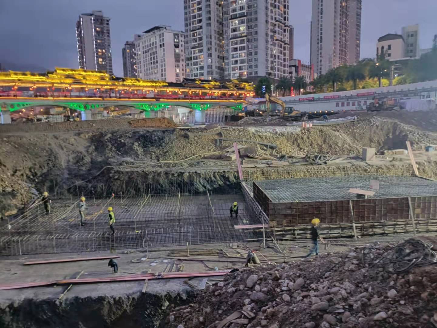 夜班6人扎基础钢筋(1).jpg